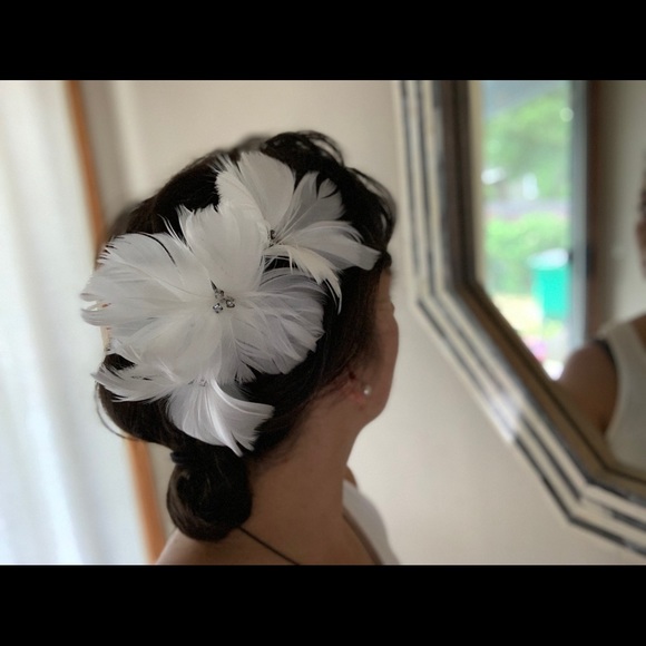 Handmade feather and bling flower bridal hair comb - Picture 2 of 3